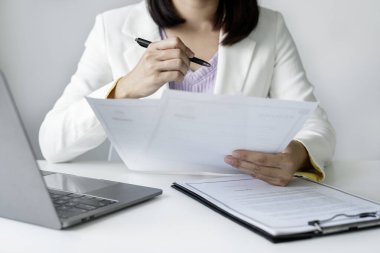 İş kadını işvereni işe yeni eleman almaya devam ediyor. Adayları işe alıyor, iş görüşmesinden önce bilgileri analiz ediyor. İşe alım kavramları.