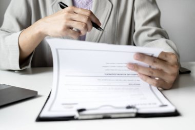 İş kadını işvereni işe yeni eleman almaya devam ediyor. Adayları işe alıyor, iş görüşmesinden önce bilgileri analiz ediyor. İşe alım kavramları..