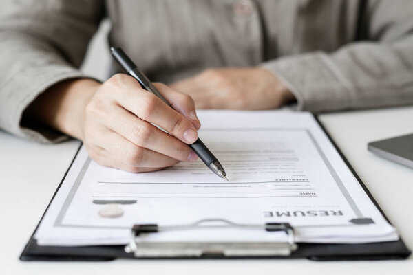 Деловая женщина работодатель холдинг резюме найма новобранца глядя резюме нанять кандидатов, анализируя информацию перед собеседованием. Концепции набора персонала.