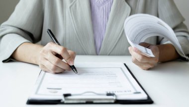 İş kadını işvereni işe yeni eleman almaya devam ediyor. Adayları işe alıyor, iş görüşmesinden önce bilgileri analiz ediyor. İşe alım kavramları.