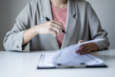 İş kadını işvereni işe yeni eleman almaya devam ediyor. Adayları işe alıyor, iş görüşmesinden önce bilgileri analiz ediyor. İşe alım kavramları.