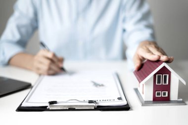 Emlak yatırımı ve ev sigortası sözleşmeleri imzalayan şirketler, müşterilerin satın almalarını onaylayan ev sigortası anlaşmalarına uygun olarak çalışmaktadır..