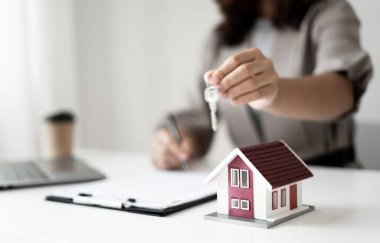 Emlak yatırımı ve ev sigortası sözleşmeleri imzalayan şirketler, müşterilerin satın almalarını onaylayan ev sigortası anlaşmalarına uygun olarak çalışmaktadır..