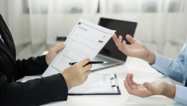 İş adamlarının bir özgeçmişi var ve iş görüşmeleri için iş başvurularıyla konuşuyorlar. Kariyerleri ve şirketteki kişisel geçmişleri hakkında. İşe alım kavramları.