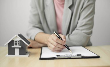 Emlak yatırımı ve ev sigortası sözleşmeleri imzalayan şirketler, müşterilerin satın almalarını onaylayan ev sigortası anlaşmalarına uygun olarak çalışmaktadır..