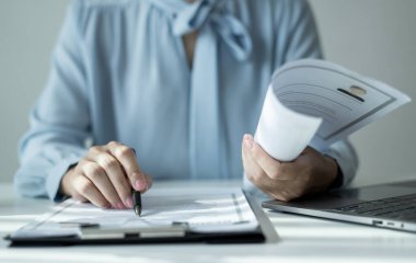 İş kadını işvereni işe yeni eleman almaya devam ediyor. Adayları işe alıyor, iş görüşmesinden önce bilgileri analiz ediyor. İşe alım kavramları.