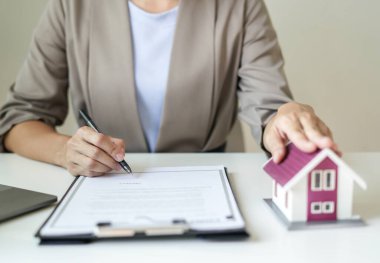 Emlak yatırımı ve ev sigortası sözleşmeleri imzalayan şirketler, müşterilerin satın almalarını onaylayan ev sigortası anlaşmalarına uygun olarak çalışmaktadır..