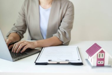 Emlak yatırımı ve ev sigortası sözleşmeleri imzalayan şirketler, müşterilerin satın almalarını onaylayan ev sigortası anlaşmalarına uygun olarak çalışmaktadır..