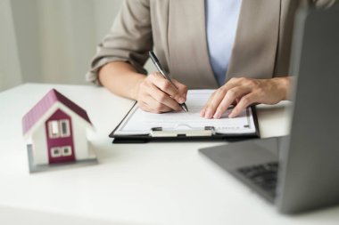 Emlak yatırımı ve ev sigortası sözleşmeleri imzalayan şirketler, müşterilerin satın almalarını onaylayan ev sigortası anlaşmalarına uygun olarak çalışmaktadır..