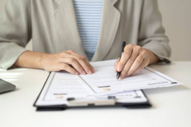 İş kadını işvereni işe yeni eleman almaya devam ediyor. Adayları işe alıyor, iş görüşmesinden önce bilgileri analiz ediyor. İşe alım kavramları.