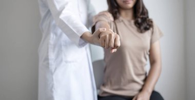 Kadın fizyoterapistler, rehabilitasyon merkezinde omuz sakatlığı olan ve kas tedavisi için omuzlarına masaj yapan kadınlara fiziksel yardım sağlıyor. Fizyoterapi kavramları.