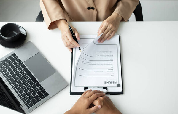 Деловые люди держат резюме и беседуют с кандидатами на собеседование о карьере и их личной истории в компании. Концепции набора персонала.