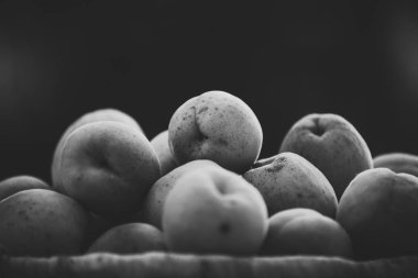 Doğal bokeh günbatımı arka plan ile sepet üzerinde Olgun kayısı