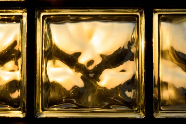 Gün batımı ışınları cam dekore pencere