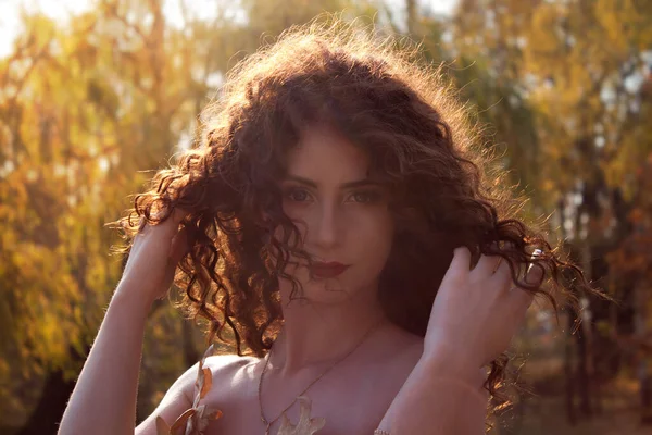 Sonbahar sabahı. Sonbahar kızı. Ormanda yürüyen genç bir kız, meşe yapraklı bir elbiseyle.