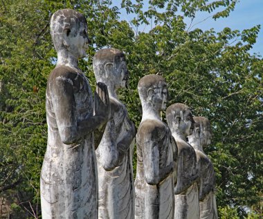 Battambang yakınlarındaki Wat ek Phnom 'da Buddha 'nın büyük heykelinin muhafızları