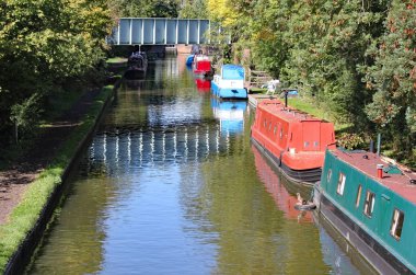 Barges, Ingiltere 'nin Warwickshire şehrinde lapworth 'taki Grand Union Canal 'a bankadan demir atmış.