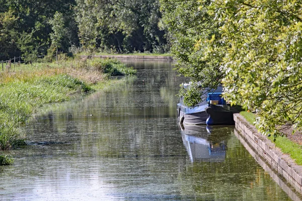 Een schip afgemeerd aan de Bank op de Grand Union Canal in Luisman in Warwickshire, Engeland — Stockfoto