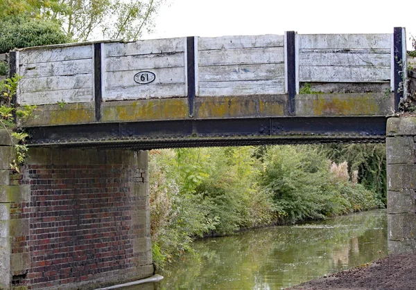 Eine alte brücke auf dem grand union kanal bei lapworth in warwickshire, england — Stockfoto