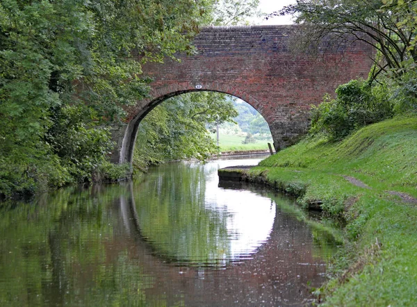 Warwickshire, Ingiltere 'deki lapworth 'taki Grand Union Canal 'da kemerli bir köprü — Stok fotoğraf
