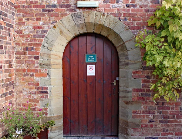 Ancienne porte en bois pour toilettes handicapés à Arley Arboretum dans les Midlands en Angleterre . — Photo