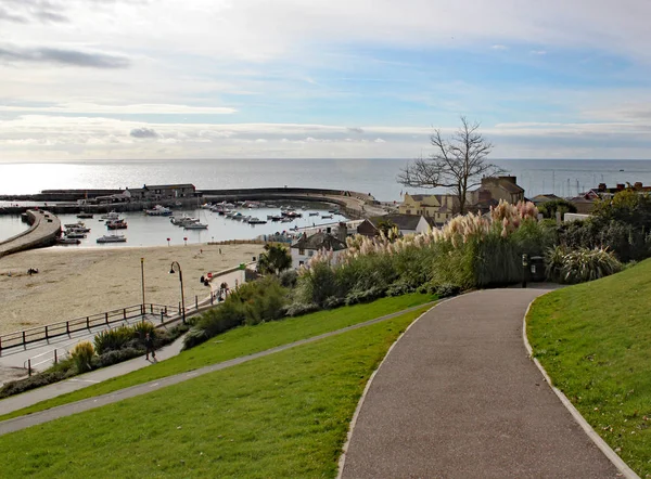 Caminhando pelo parque até o Cobb em Lyme Regis em Dorset, Inglaterra . — Fotografia de Stock