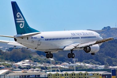 Bir hava Yeni Zelanda Boeing 737-3U3 Wellington Havaalanı, Yeni Zelanda arazi geliyor. Bu uçak daha sonra filo ayrıldı.