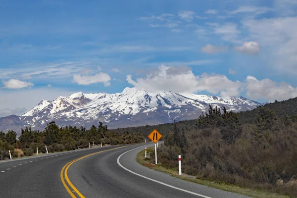 Vue panoramique du mont Ngauruhoe dans le parc national des Tongariro. Dans le film Le Seigneur des Anneaux, il a joué le rôle du Mont des Morts — Photo