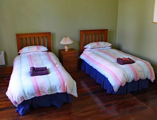 Dwa pojedyncze łóżka w quirky wynajem nieruchomości w Masterton w Nowej Zelandii — Zdjęcie stockowe