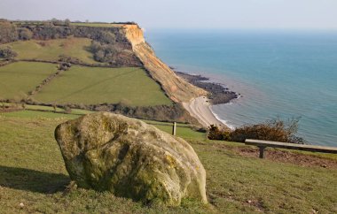 Sidmouth, East Devon üzerinde Salcombe Hill uçurumüzerinde Güney Batı Kıyı yolundan Salcombe Regis plajda kayalıkların görünümü