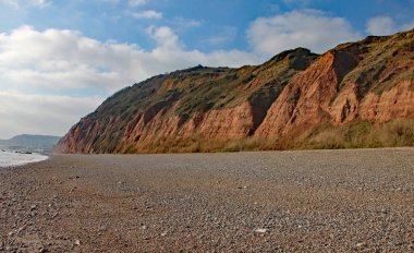 Salcombe Regis plajından yükselen Jura döneminin kumtaşı kayalıkları