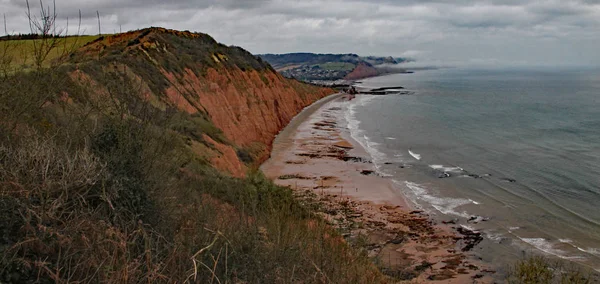 Pic de falaise de colline près de Sidmouth dans le Devon par une journée orageuse. Partie du sentier côtier sud-ouest . — Photo