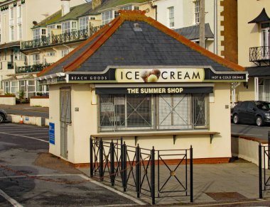Sidmouth Esplanade batı ucunda dondurma tezgahı.
