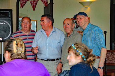 Sidmouth, Devon, İngiltere - 5 Ağustos 2012: Dört olgun şarkıcı halk haftası boyunca bir deniz kenarında pub açık mikrofon oturumunda acapella gerçekleştirmek