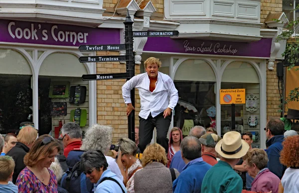 Sidmouth, Devon, England-5 augusti 2012: två Street jonglörer och underhållare uppträda på torget till en uppskattande publik. — Stockfoto
