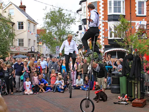 Sidmouth, Devon, England-5 augusti 2012: två Street jonglörer och underhållare uppträda på torget till en uppskattande publik. — Stockfoto