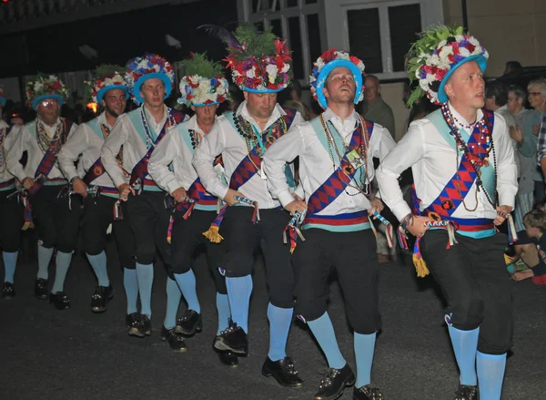 SIDMOUTH, DEVON, ENGLAND - 10 DE AGOSTO DE 2012: Um grupo de dançarinos tradicionais ingleses Morris participa da procissão de encerramento da semana folclórica noturna . — Fotografia de Stock