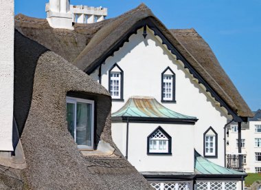 Sidmouth, Devon - 1 Nisan 2012: Güzel eski sazdan ikamet güneşli bir günde Sidmouth kıyısında duruyor.