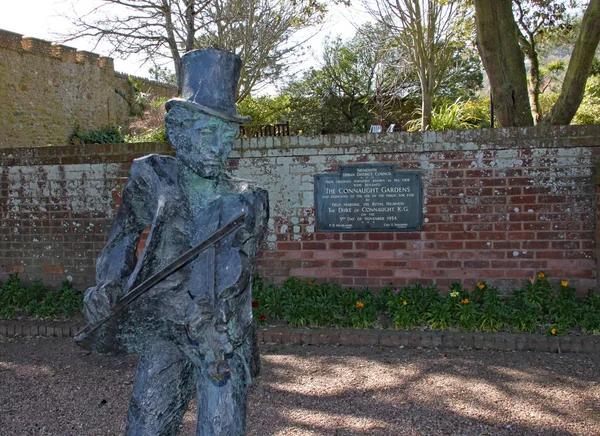 シドマス、デボン - 2012年4月1日:シドマス・フィドラーの像は、コナウトの庭園に立ち、毎年恒例の民俗週間の50周年を記念しています。2004年に就役. — ストック写真