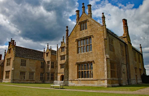 ILMINSTER, SOMERSET, ANGLETERRE - 15 AVRIL 2012 : L'aile d'une maison majestueuse anglaise . — Photo