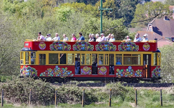Seaton, devon, england - 22. Mai 2012: eine geschmückte rote Straßenbahn fährt die seaton tramway entlang auf dem Weg nach colyford. Sie verläuft entlang der Flussmündung und des Vogelschutzgebietes — Stockfoto