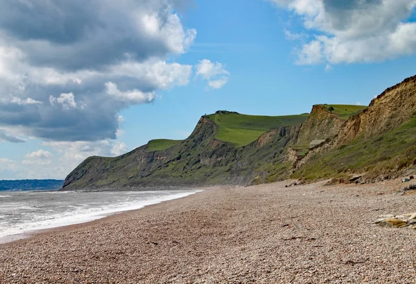 La plage de galets à Eype dans le Dorset par une journée ensoleillée, The sandston — Photo