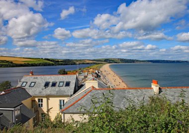 Slapton Sands, Devon, İngiltere - 15 Temmuz 2012: Slapton Sands Plajı ve Gölü manzarası. Burası Egzersiz Kaplanı'nın yeriydi, Normandiya'daki D-Day çıkarmalarının provaları..