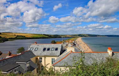 Slapton Sands, Devon, İngiltere - 15 Temmuz 2012: Slapton Sands Plajı ve Gölü manzarası. Burası Egzersiz Kaplanı'nın yeriydi, Normandiya'daki D-Day çıkarmalarının provaları..