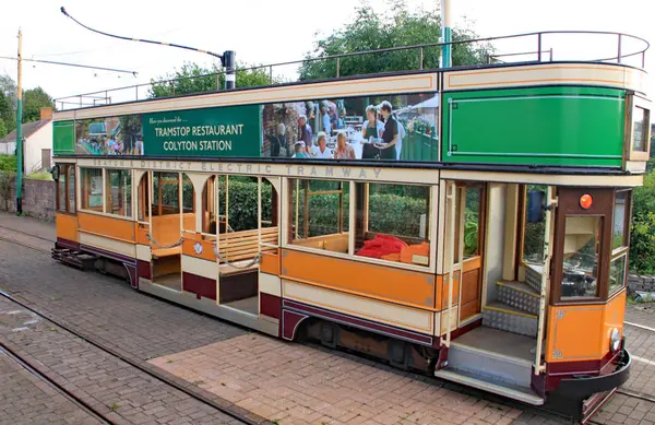 Colyton, devon, england - 6. august 2012: eine orangefarbene und grüne straßenbahn steht leer in der station colyford auf der seaton straßenbahn — Stockfoto