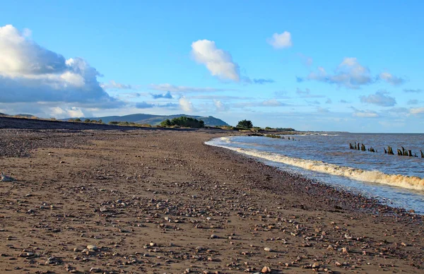 La plage de pierre déserte à Blue Anchor dans le Somerset, en Angleterre — Photo