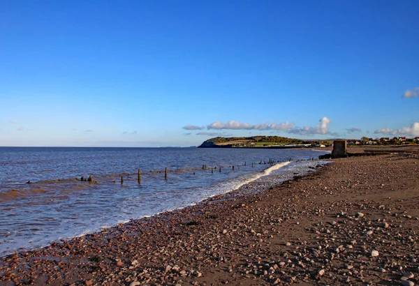 La plage de pierre déserte à Blue Anchor dans le Somerset, en Angleterre — Photo