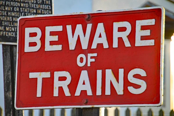 Západní Somerset železnice, modrá kotva, Somerset-listopad 11 2012: výstražné znamení na modré kotvě na stanici "Pozor na vlaky" — Stock fotografie