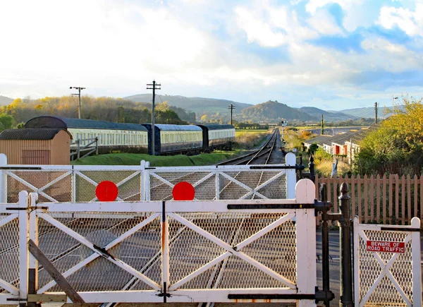 Bahnübergang am Bahnsteig auf der Westbahn vor blauem Anker — Stockfoto