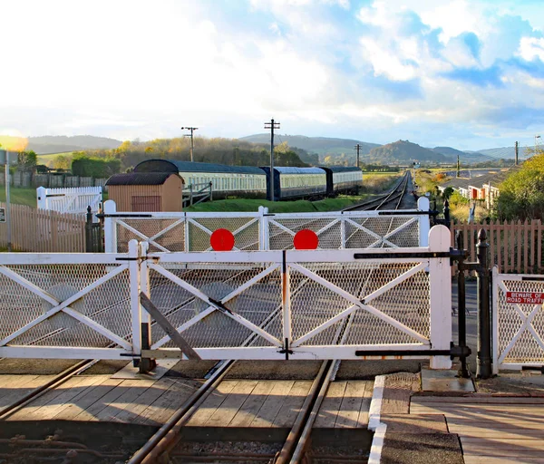 Passage à niveau par le quai de la gare sur le chemin de fer patrimonial West Somerset à Blue Anchor — Photo